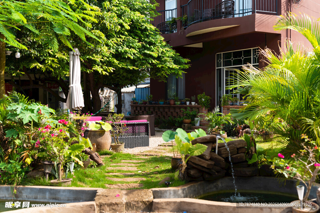 庭院绿植环绕的闲适景致