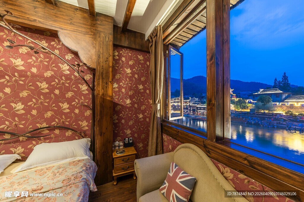 温馨卧室赏窗外城市夜景