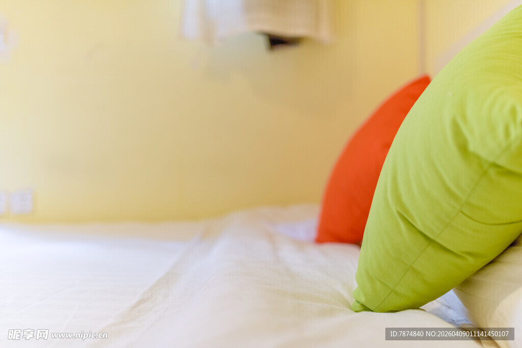 温馨卧室一角的抱枕特写