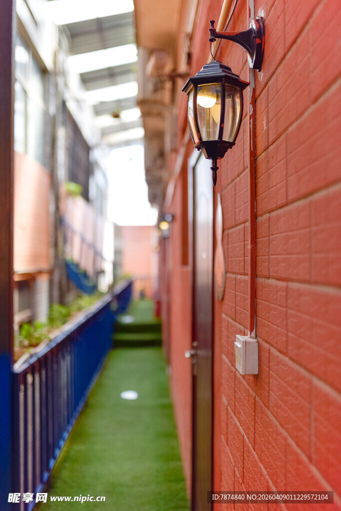 走廊壁灯与绿植景观