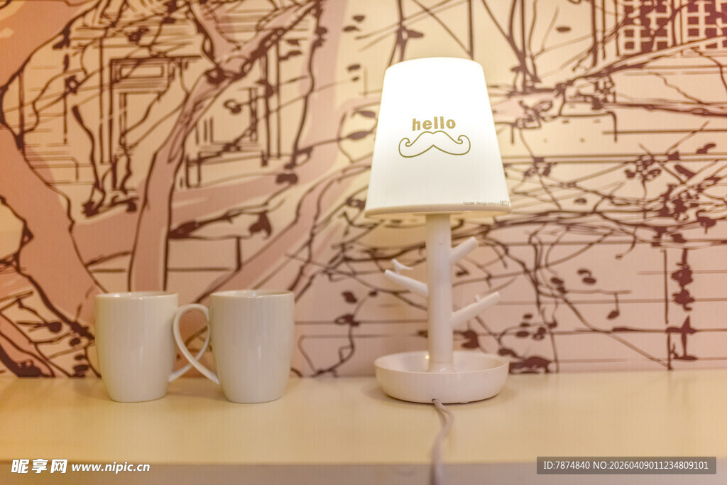 台灯与杯具的温馨角落