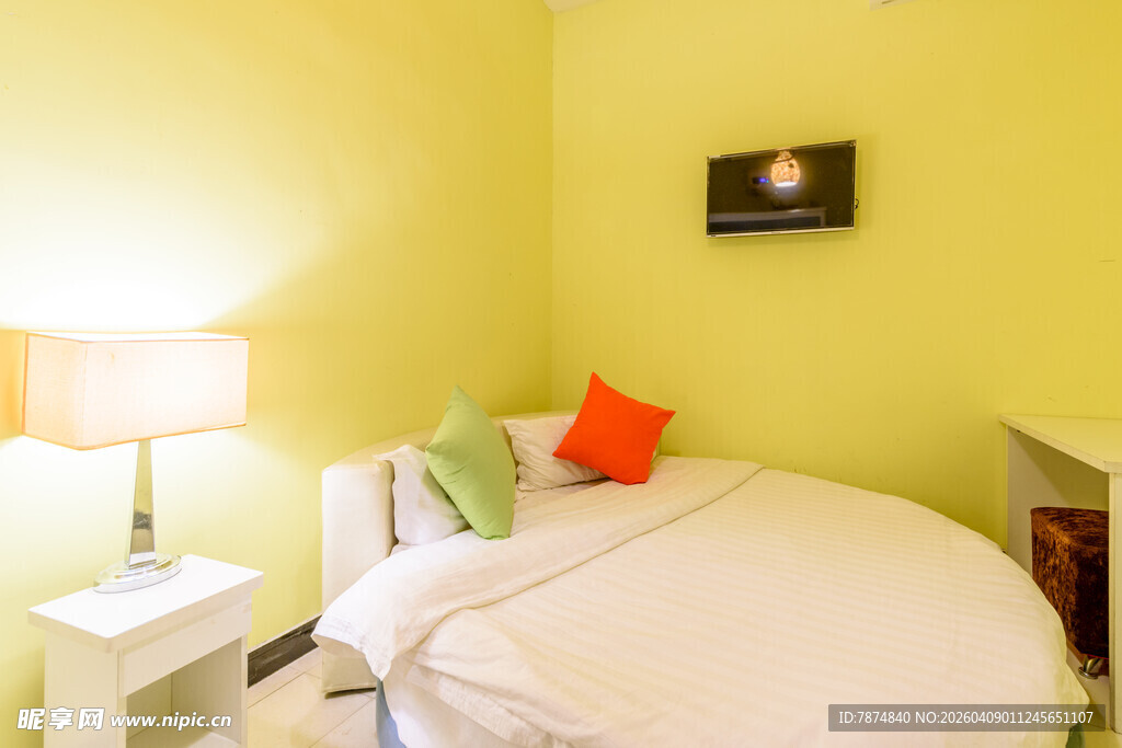 温馨黄色系卧室一角
