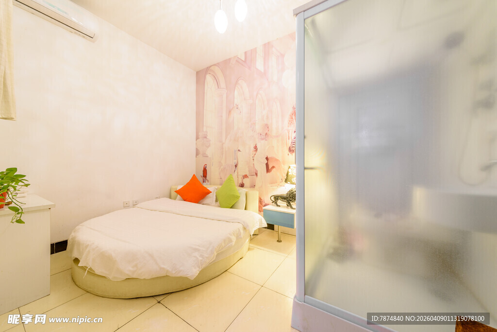 温馨圆形床卧室室内场景