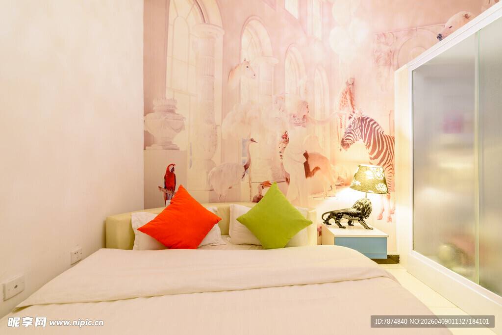 温馨卧室 多彩抱枕装饰