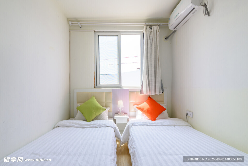 简约双床卧室温馨小空间