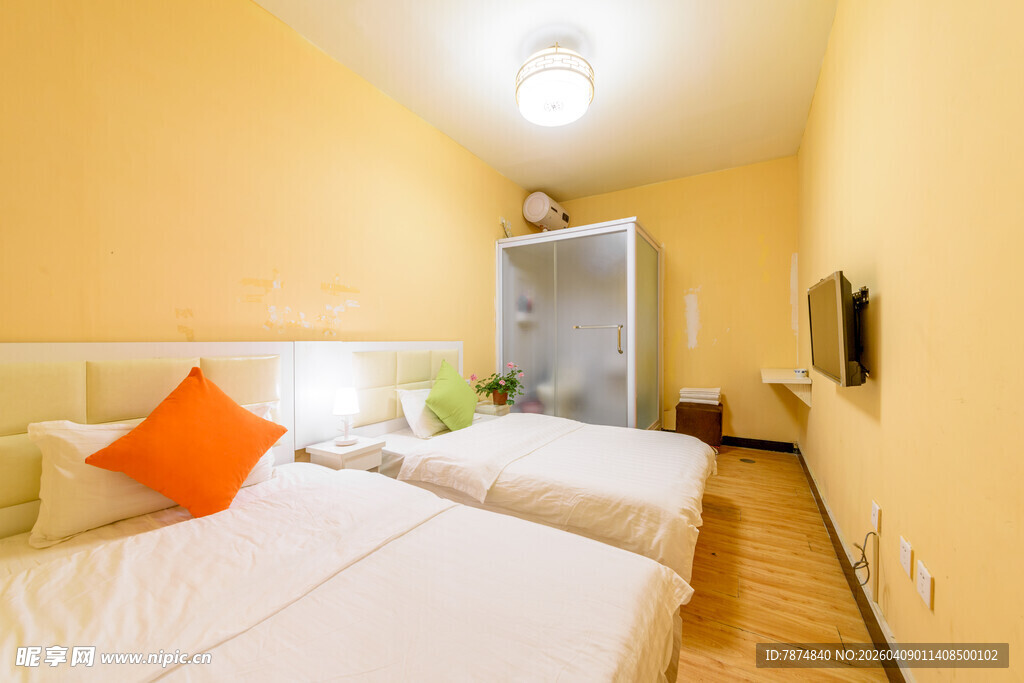 温馨双床卧室室内景象