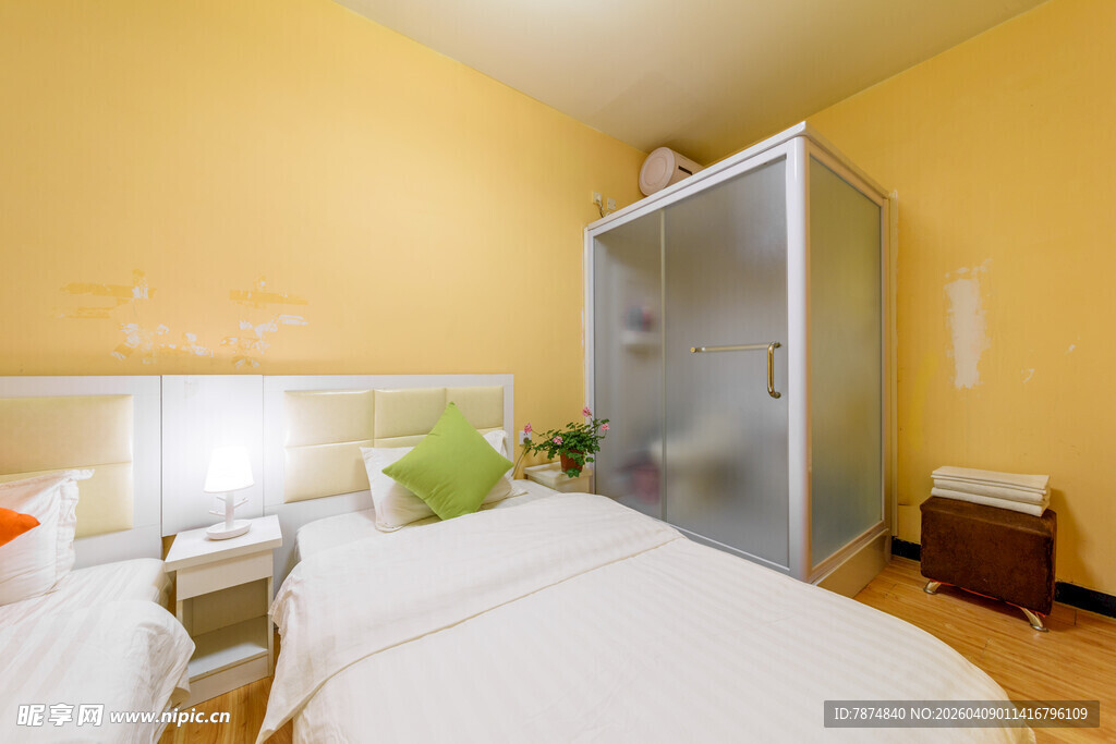 温馨黄色调卧室室内场景