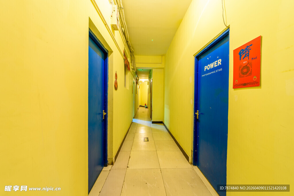 明亮走廊 蓝门黄墙景致