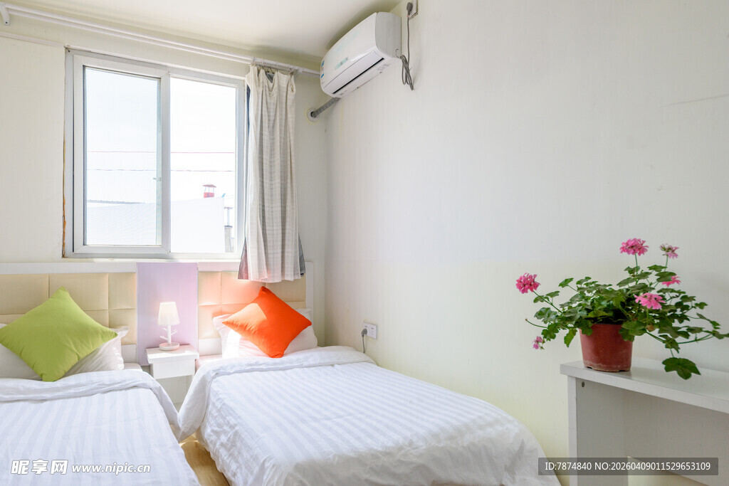 温馨简约双床卧室场景