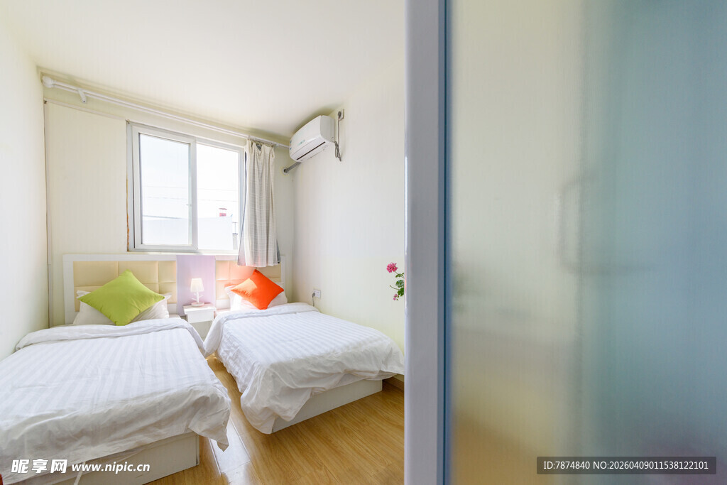 简约温馨双床卧室空间