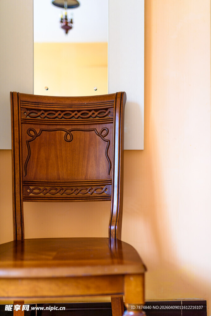 复古雕花木质椅子