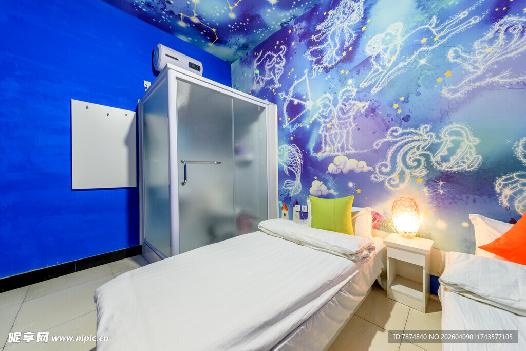 梦幻蓝墙装饰的舒适房间