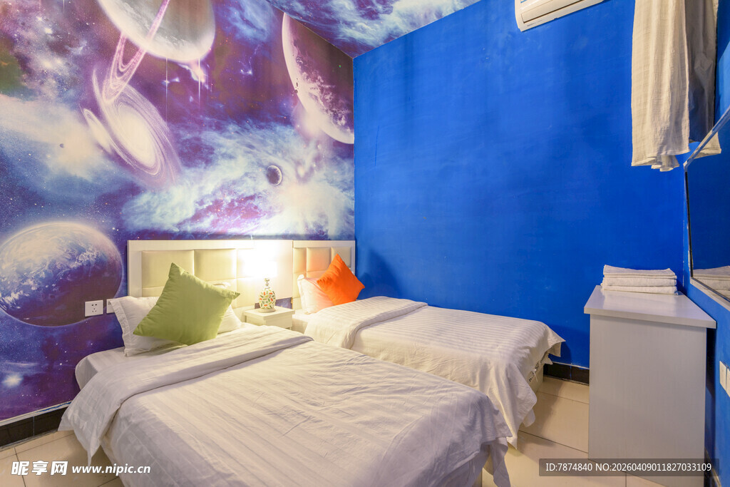 梦幻星空主题双床卧室