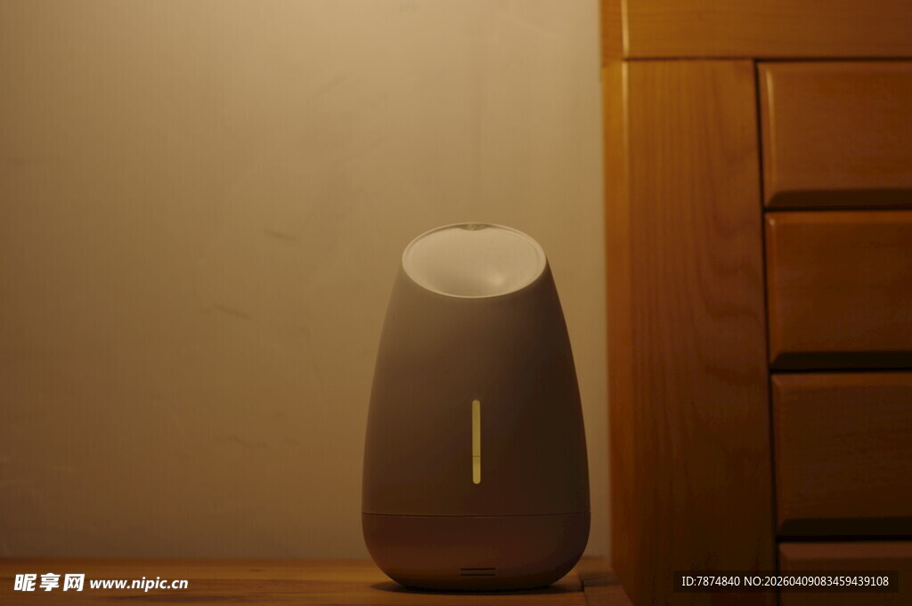 智能音箱置于木质家具旁