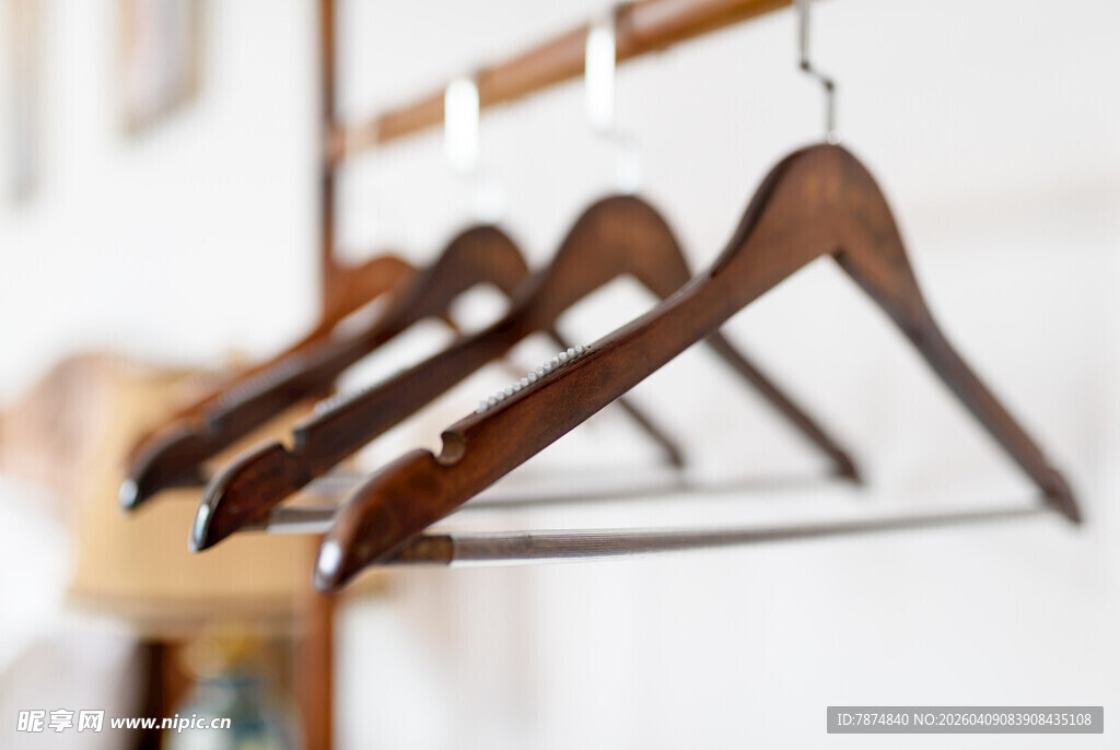 木质衣架挂于杆上