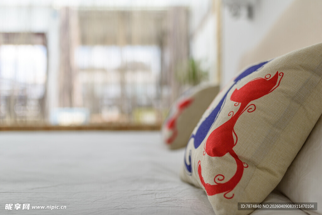 温馨卧室中的特色抱枕