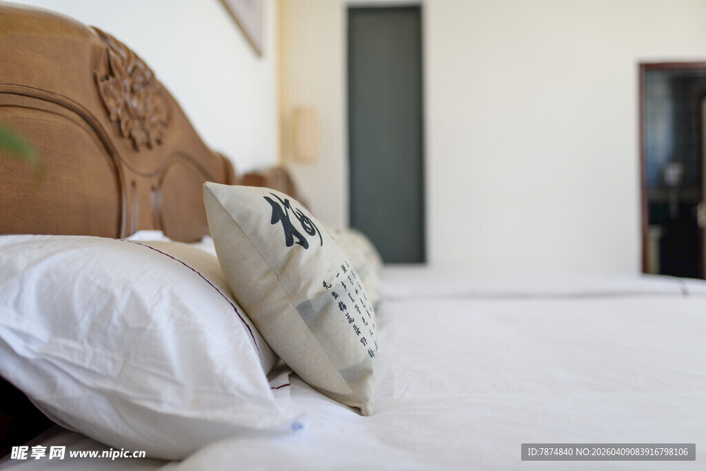 温馨卧室中的舒适床铺