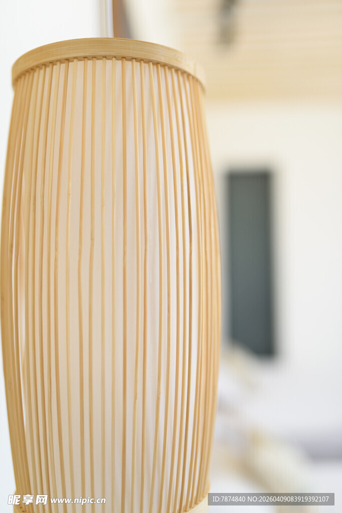 简约条纹台灯特写