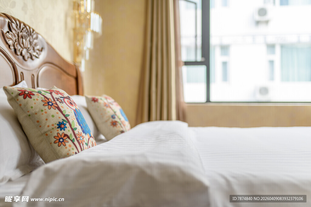 温馨卧室床品装饰一角