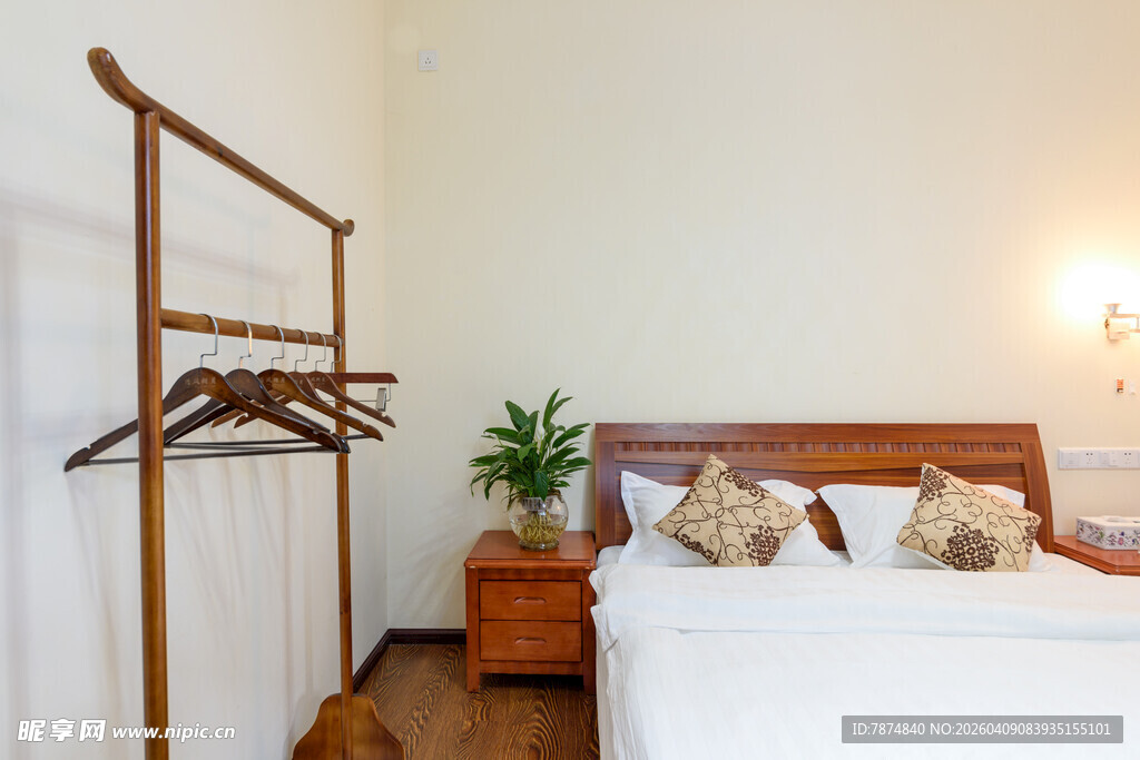 简约卧室一角 木质衣架床品