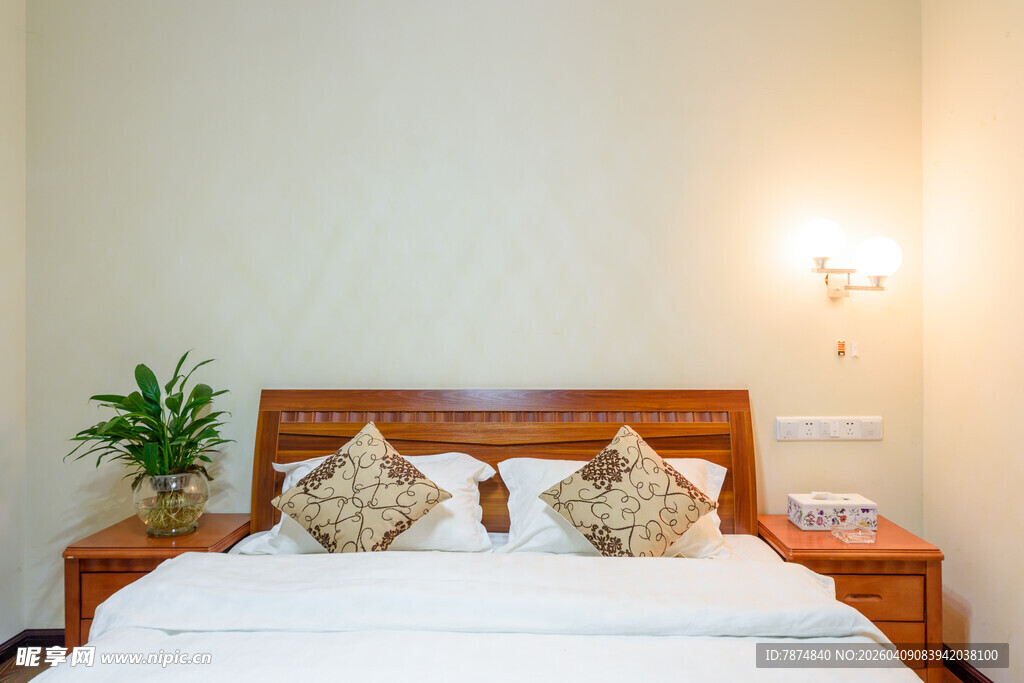 温馨简约卧室床铺展示