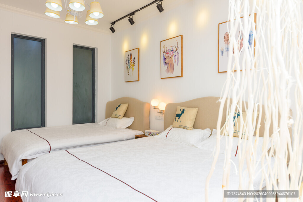 简约温馨双床卧室空间