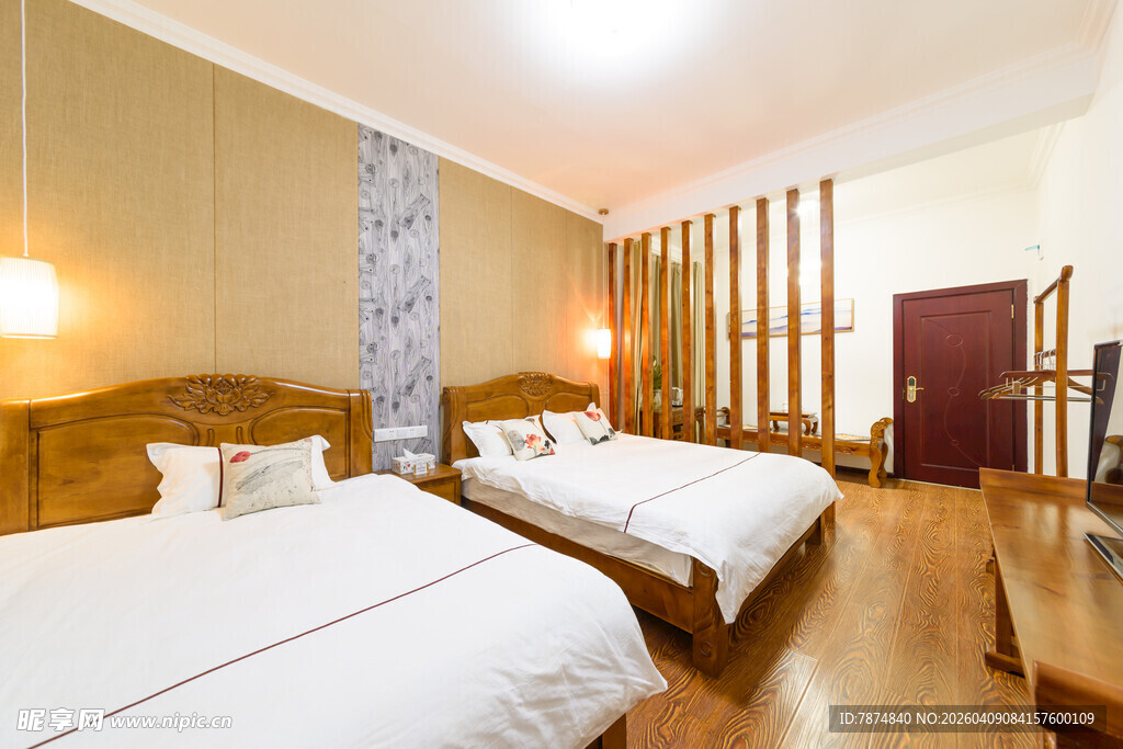 温馨双床酒店客房场景