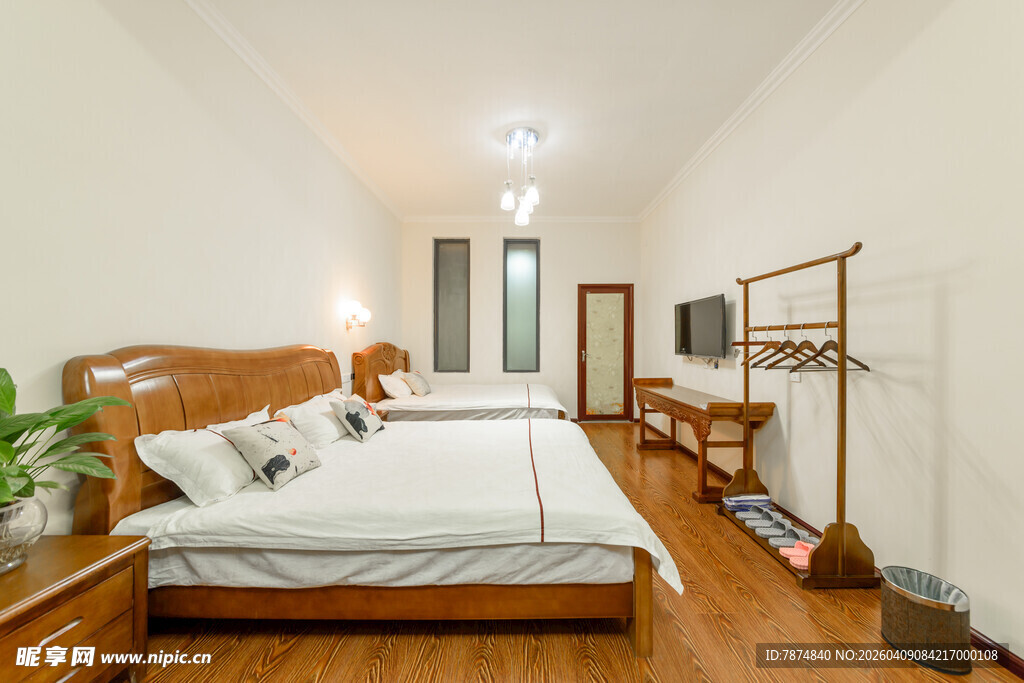 简约温馨木质风格卧室