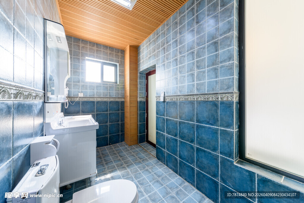 蓝色瓷砖装饰的现代浴室