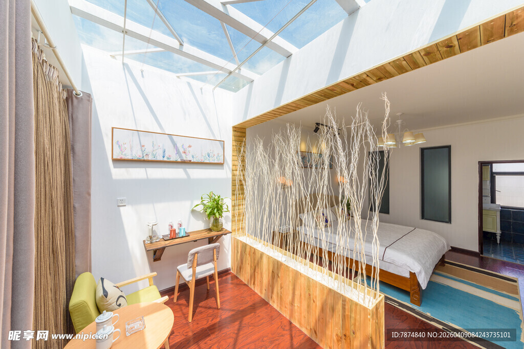 阳光玻璃房内的温馨空间