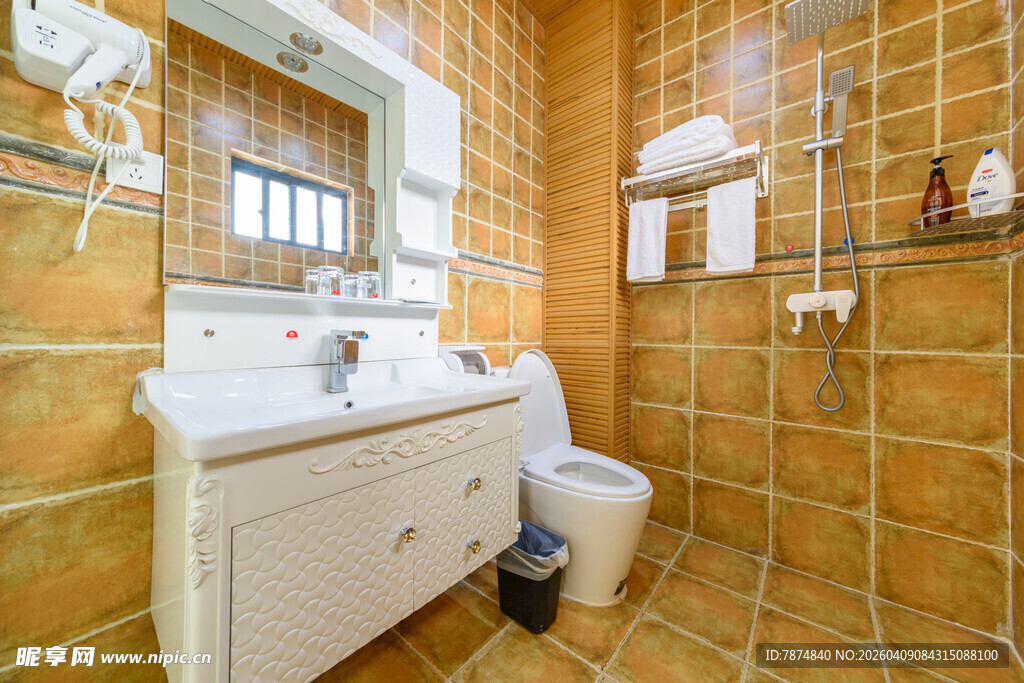 简约瓷砖浴室内部景象