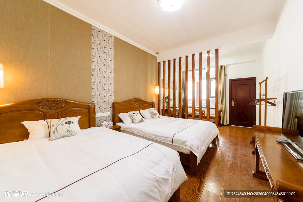 温馨双床酒店客房场景