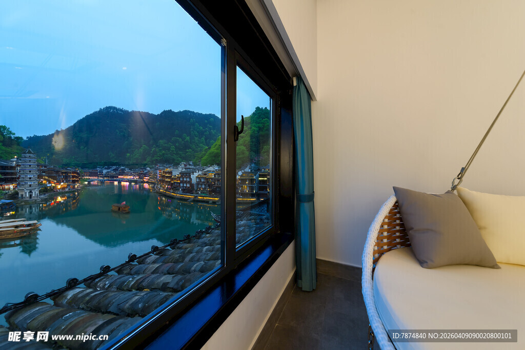 窗边赏景的舒适室内空间