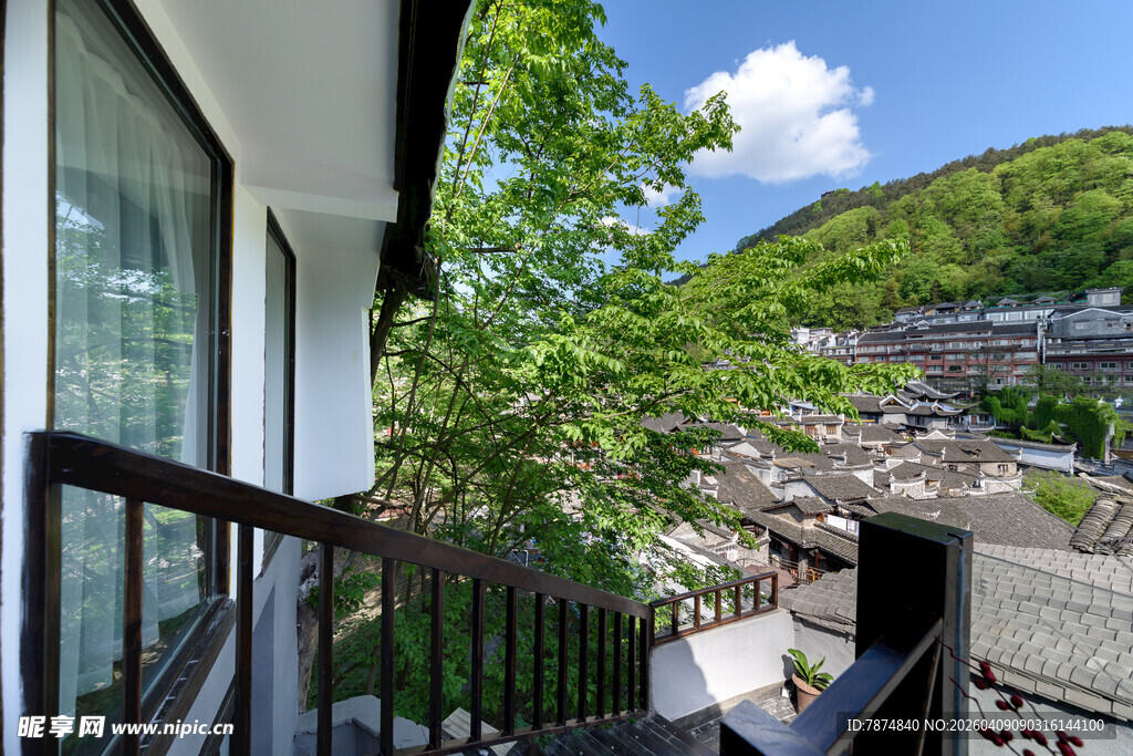 阳台外的小镇与葱郁绿树