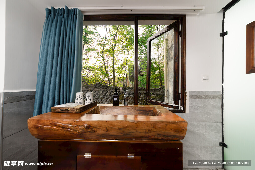 窗边木质浴缸 惬意空间