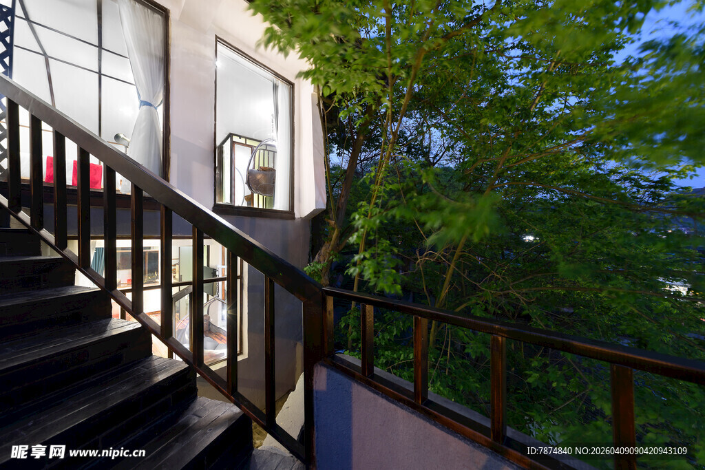 户外木质楼梯与绿植景观