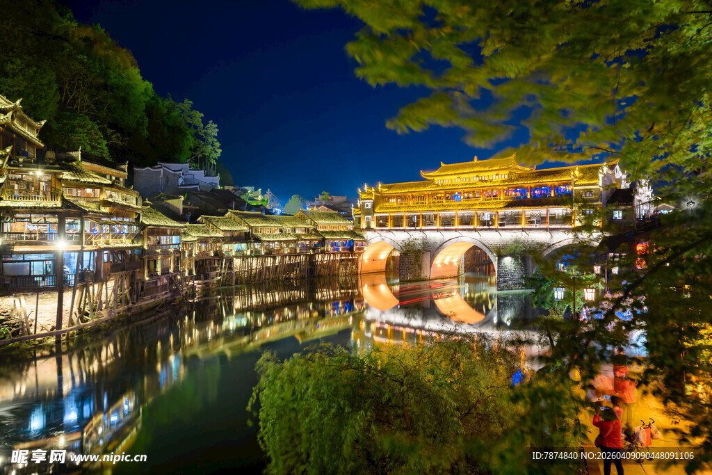 江南水乡夜景 古桥映灯火
