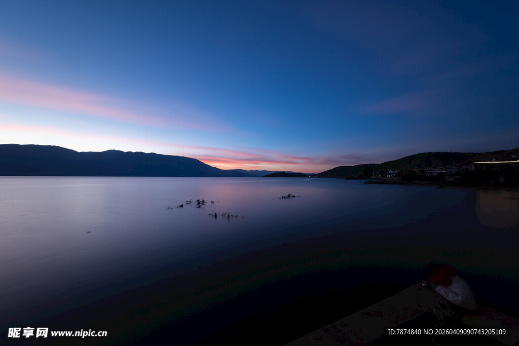 湖畔黄昏美景