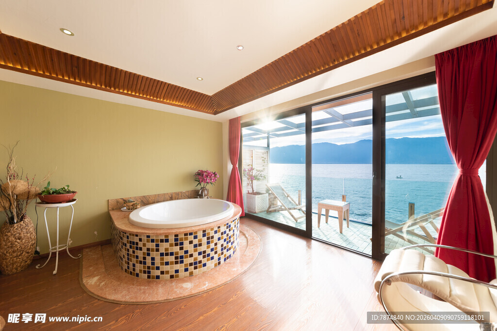 海景房内的豪华圆形浴缸