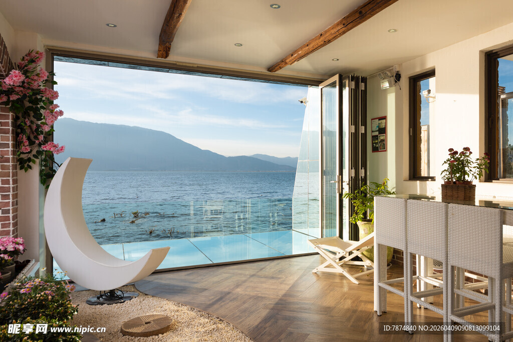 全景落地窗的温馨室内空间