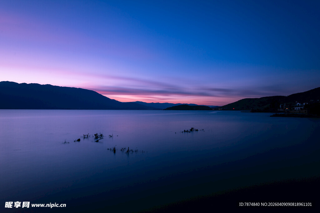 湖畔绝美暮色湖景