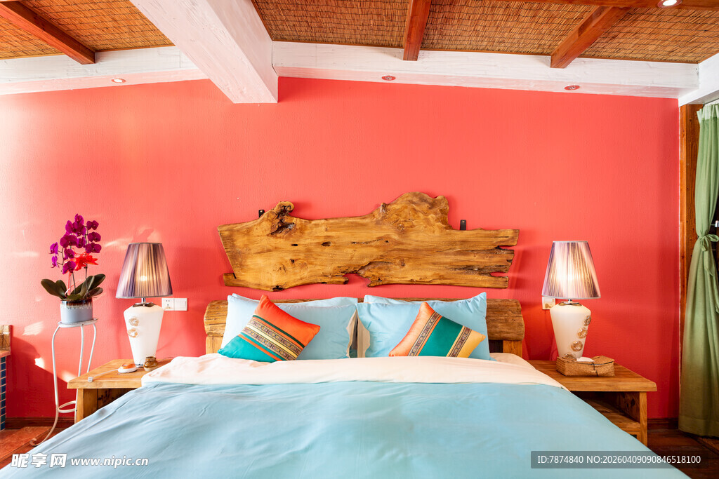 粉色温馨卧室床头装饰