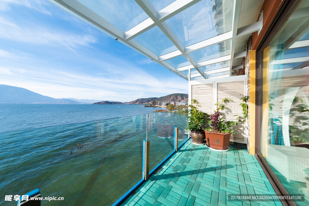 湖畔玻璃露台观景空间