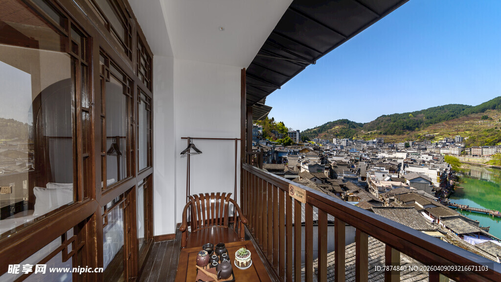 阳台外的山水田园景致
