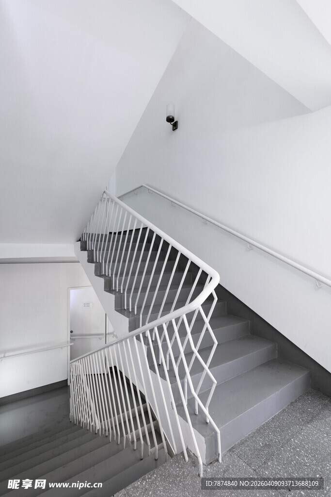 简约白色楼梯设计