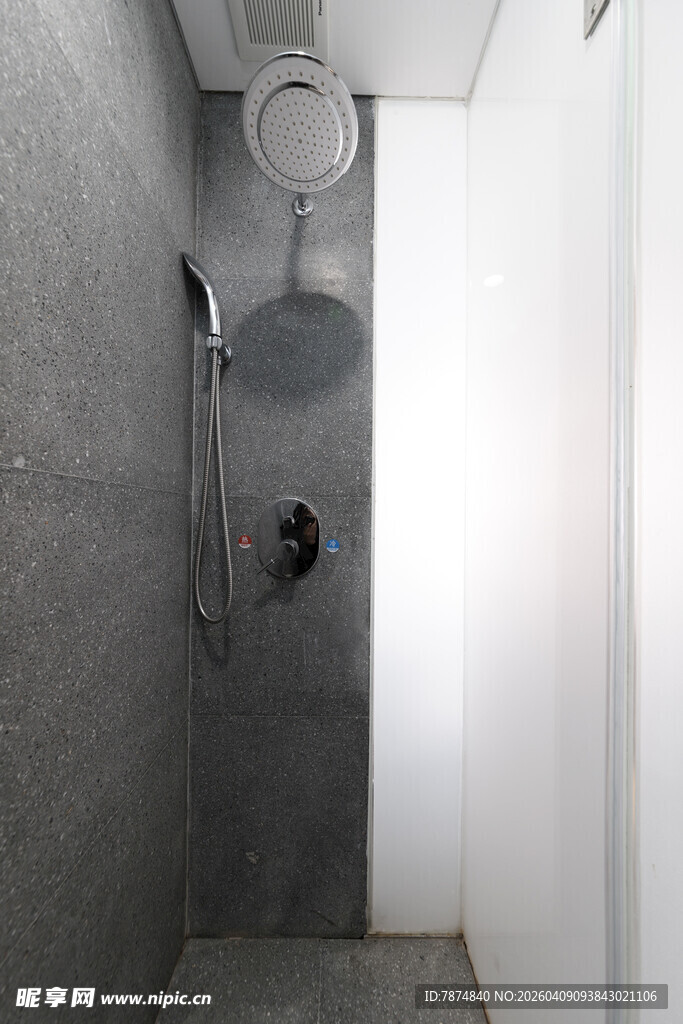 简约灰色调浴室淋浴区