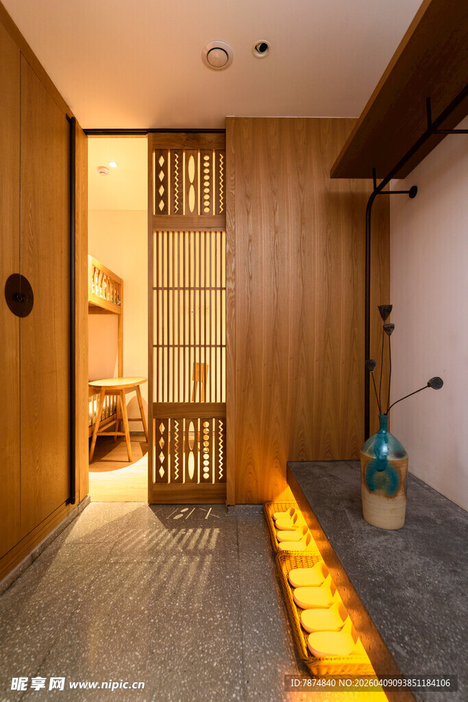 日式温馨木质玄关设计