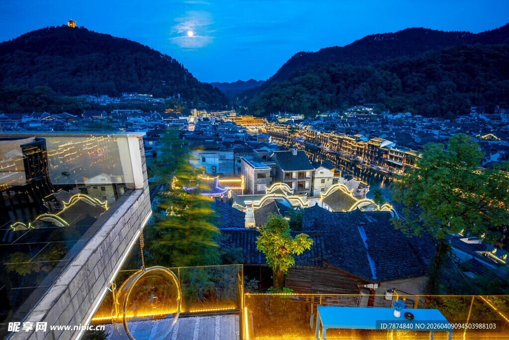 山城夜景璀璨迷人