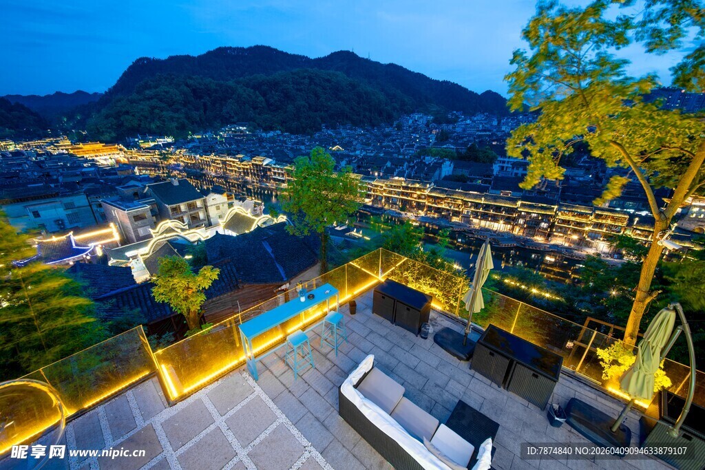 山顶露台夜景俯瞰城市风光