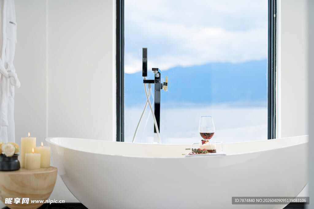 窗边优雅浴缸 享海景惬意